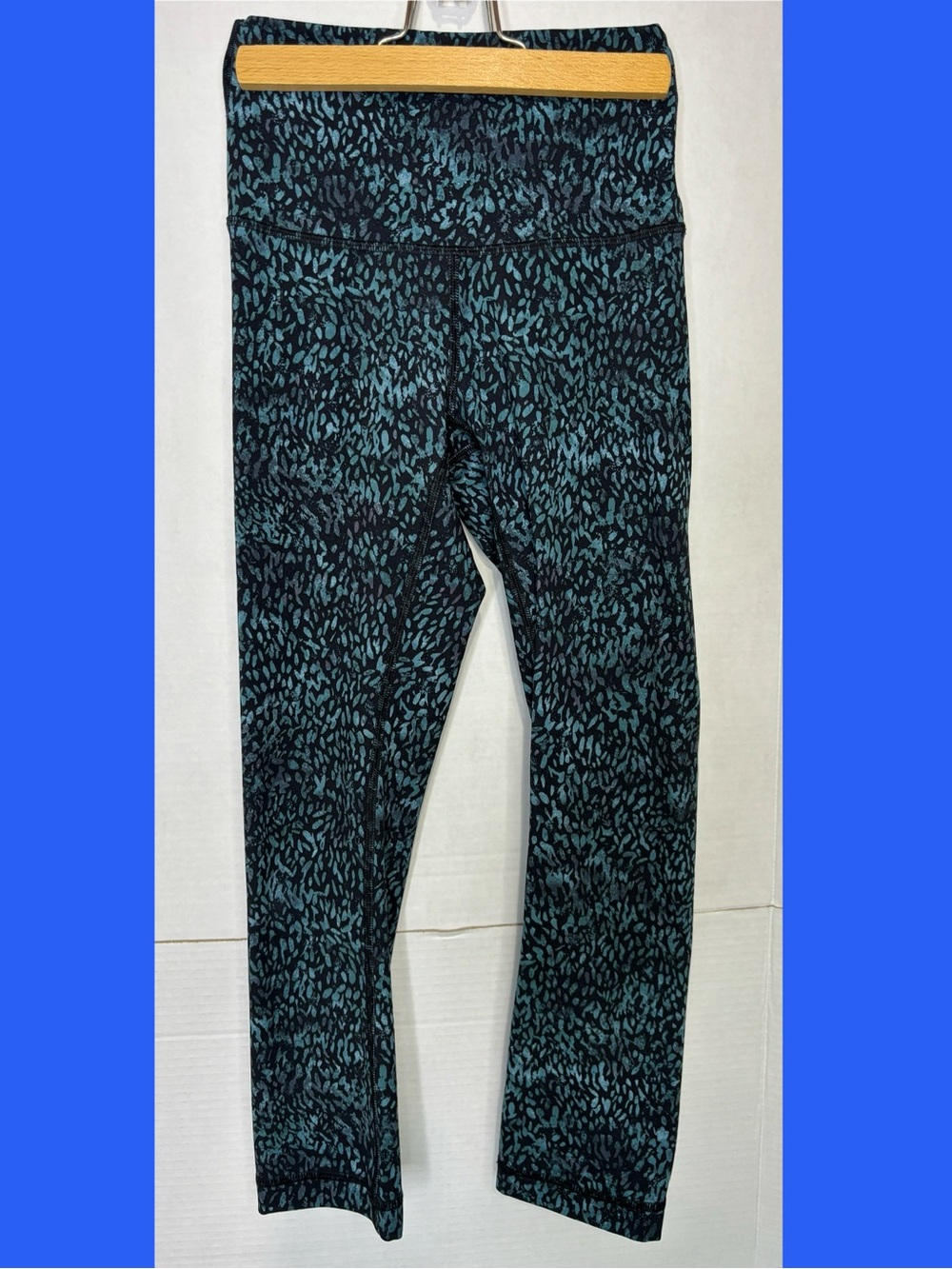 lululemon athletica Women’s Black & Teal Patterned Cropped Leggings
